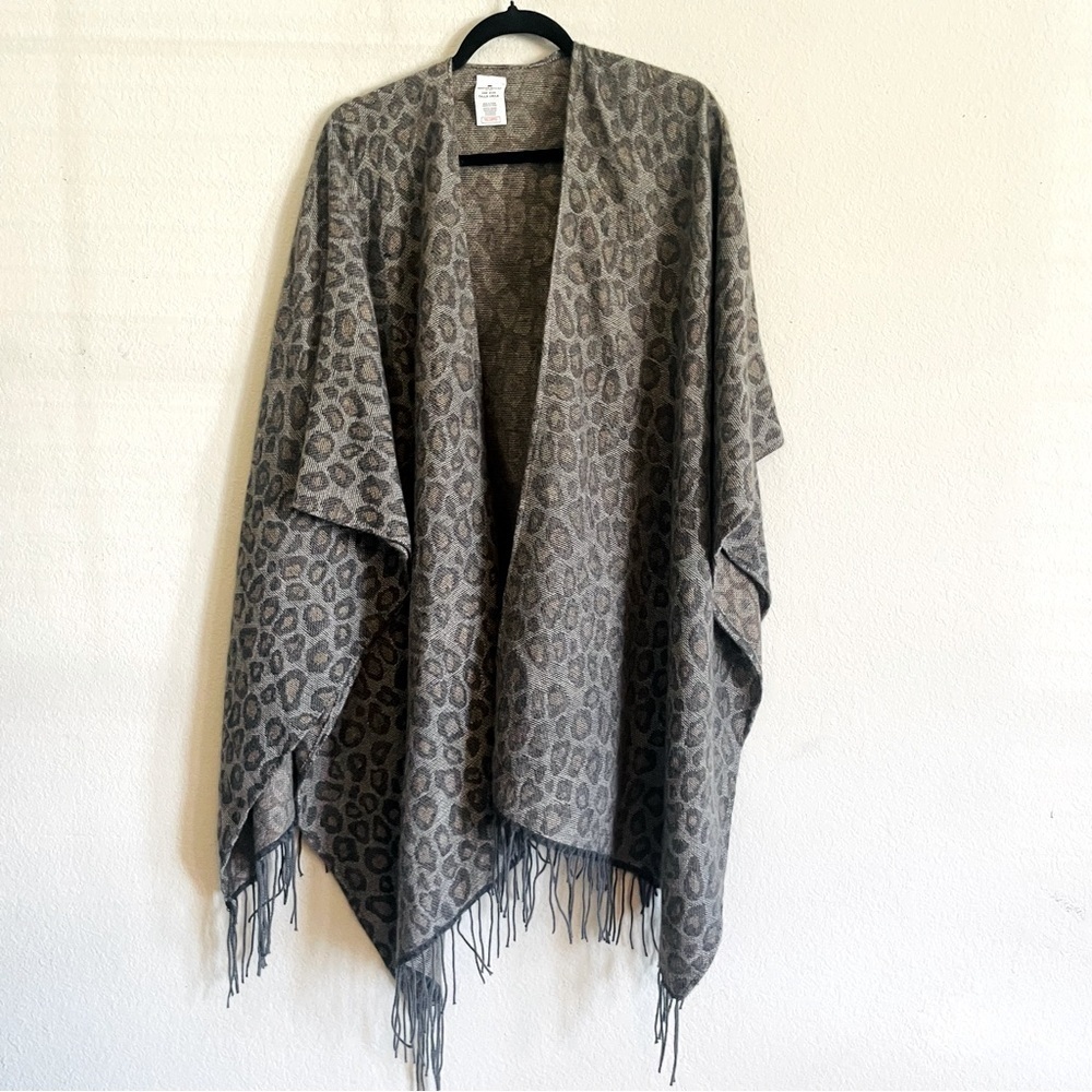 Woolrich woman’s cheetah print shawl poncho one size fringe gray winter throw